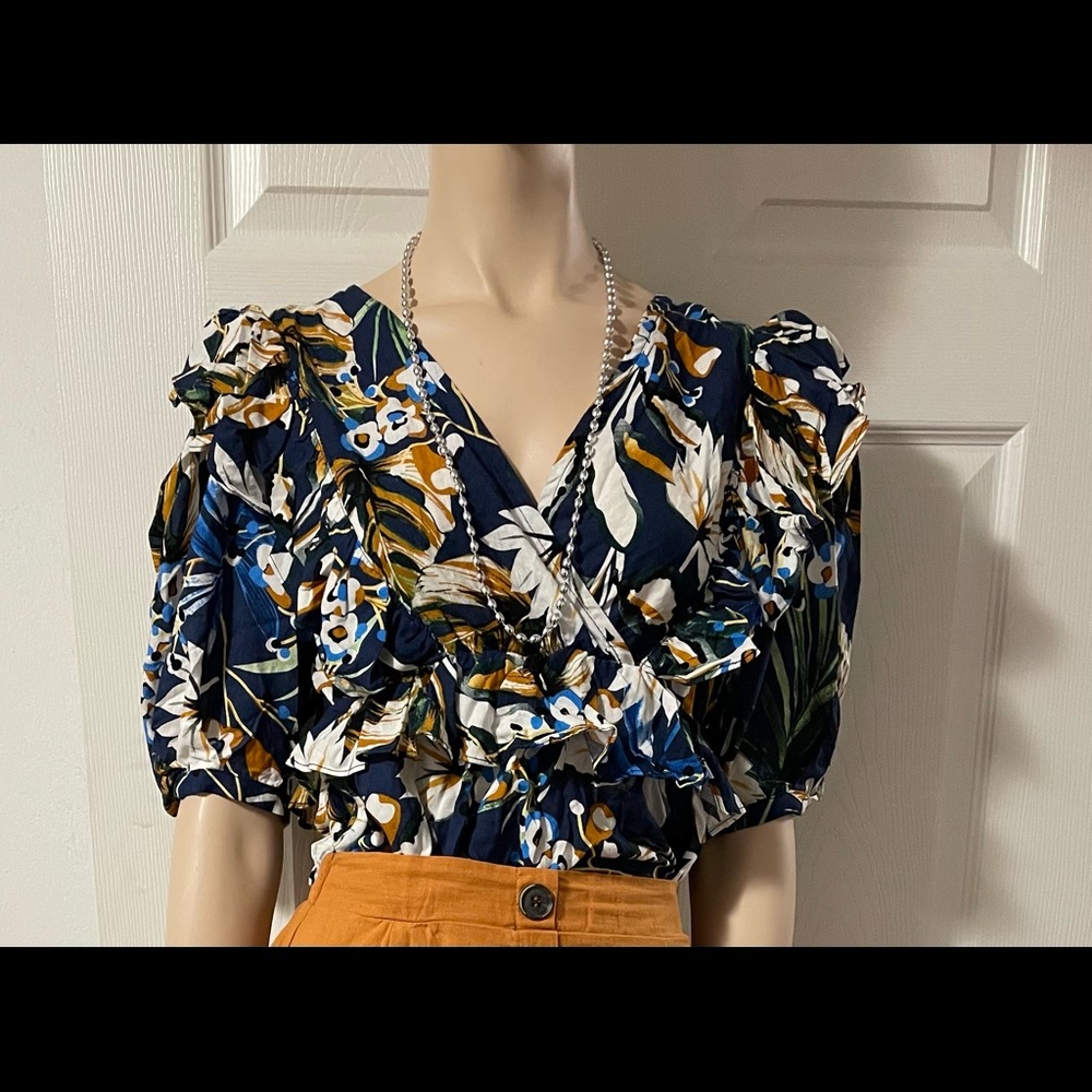 Floral top with ruffles.Small to med petite size